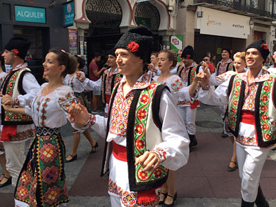 Hoy se ha presentado en la Ciudadela de Jaca las fechas, cartel y un avance de grupos participantes en la edición de 2017 del Festival Folklórico de los Pirineos de Jaca, la cuadragésimo novena.