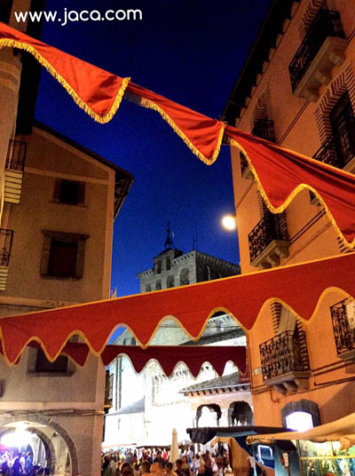 Durante la celebración del mercado, se han programado distintas actividades que lo complementarán: música celta, animación y fuego por el Grupo Wyrdamur, música y animación medieval con composiciones propias y tradicionales,personajes fantásticos de la Caverna, Danzas tribales y orientales, bombos, gaitas…