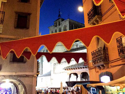 Durante la celebración del mercado, se han programado distintas actividades que lo complementarán: música celta, animación y fuego por el Grupo Wyrdamur, música y animación medieval con composiciones propias y tradicionales,personajes fantásticos de la Caverna, Danzas tribales y orientales, bombos, gaitas…