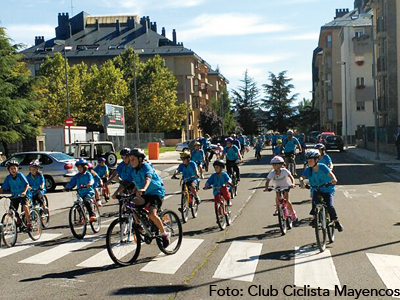 El programa arranca este viernes 16 con la “Fiesta de la Bicicleta”, con una concentración de bicicletas en la Plaza Biscós para dirigirse a los circuitos “bike-trial” de Tejería donde los niños y jóvenes realizarán una yincana. El sábado 17, desde las 11.00 y también desde la misma plaza, tendrá lugar el “Día del Pedal” con un recorrido popular y familiar en bicicleta, patines y patinetes por las calles de Jaca. Ambos eventos están organizados con la colaboración del Club Ciclista Mayencos y la Policia Local.