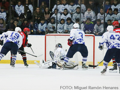 Una de las importantes novedades de esta temporada, que comienza el próximo sábado, es la retransmisión gratuita en directo de todos los partidos de la LNHH masculina vía streaming, que podrá seguirse a través de la web www.fedhielo.com y del canal de Youtube de la Federación Española de Deportes de Hielo. 