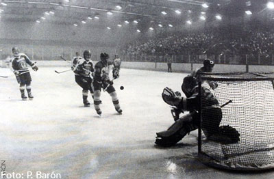 La instalación deportiva, inaugurada en 1972 y en desuso desde la construcción del nuevo Pabellón de Hielo, acogió eventos como las Universiadas de 1981 y 1995, los mundiales de patinaje artístico profesional o varios campeonatos del mundo de hockey sobre hielo, formando parte de la vida deportiva de muchos jaqueses durante 35 años. 