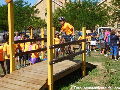 El programa arranca este viernes 16 con la “Fiesta de la Bicicleta”, con una concentración de bicicletas en la Plaza Biscós para dirigirse a los circuitos “bike-trial” de Tejería donde los niños y jóvenes realizarán una yincana. El sábado 17, desde las 11.00 y también desde la misma plaza, tendrá lugar el “Día del Pedal” con un recorrido popular y familiar en bicicleta, patines y patinetes por las calles de Jaca. Ambos eventos están organizados con la colaboración del Club Ciclista Mayencos y la Policia Local.