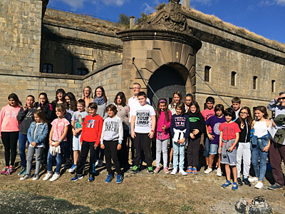 En la imagen, representantes del consistorio con el Consejo de la Infancia de Jaca, en el fuerte de Rapitán, el pasado mes de septiembre.