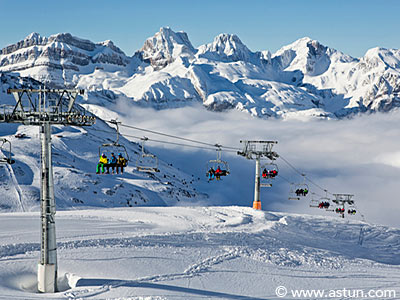 Las estaciones de Astún, Candanchú y Formigal-Panticosa han anunciado la apertura de sus instalaciones el próximo viernes 2, ofreciendo desde Jaca acceso a 270 km. esquiables. Estaciones abiertas en el Pirineo aragonés para un puente de diciembre que se anuncia soleado.