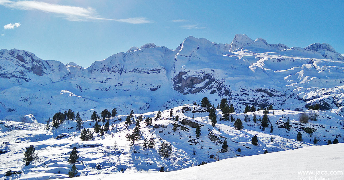 Las estaciones de Astún, Candanchú y Formigal han anunciado la apertura de sus instalaciones el próximo viernes 2 de diciembre, con lo que durante el puente de diciembre –en principio soleado– todas las estaciones del Pirineo aragonés estarán abiertas.