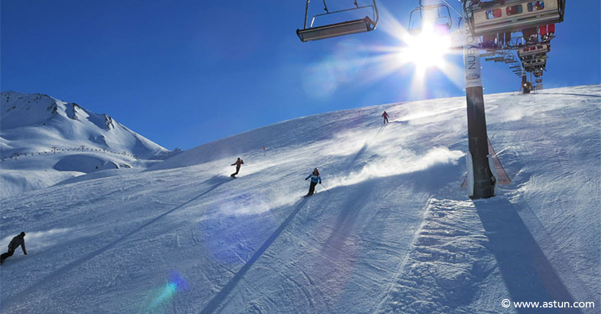 Las estaciones de Astún, Candanchú y Formigal han anunciado la apertura de sus instalaciones el próximo viernes 2 de diciembre, con lo que durante el puente de diciembre –en principio soleado– todas las estaciones del Pirineo aragonés estarán abiertas.