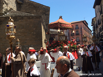 Cada 25 de junio se celebra la festividad de la santa. En Jaca, con una procesión que reúne a los cruceros de las poblaciones del Campo de Jaca, a los danzantes de Santa Orosia y a su palotiau, 