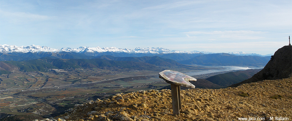 ¿Qué mejor manera de despedir el año que dar un paseo hasta la cima de nuestra emblemática vigilante? La Peña Oroel es una cumbre de relativa poca altitud, pero con mucha personalidad y muy familiar en Jaca por ser muy visible desde cualquier punto de la ciudad. Un paseo accesible que recompensa con fantásticas vistas del Pirineo