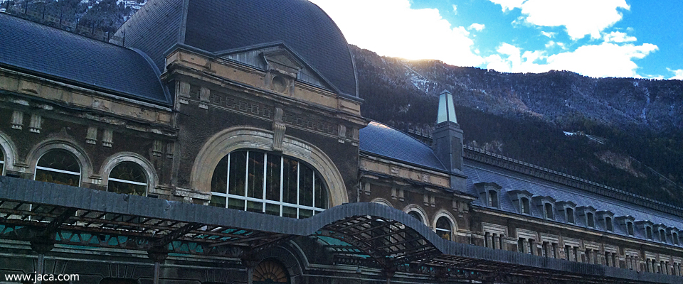 Visita la Estación Internacional de Canfranc y descubre su espectáculo nocturno de luz y sonido