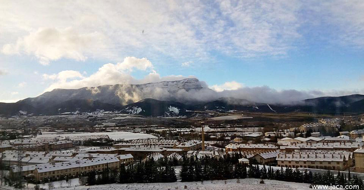 Las previsiones se cumplieron y un buen número de poblaciones de la Jacetania recibieron durante este sábado y domingo precipitaciones de nieve. Las estaciones de esquí han sido las grandes beneficiadas al experimentar un importante incremento en sus espesores.