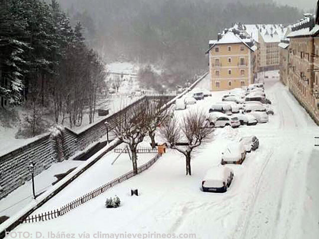 Las previsiones se cumplieron y un buen número de poblaciones de la Jacetania recibieron durante este sábado y domingo precipitaciones de nieve. Las estaciones de esquí han sido las grandes beneficiadas al experimentar un importante incremento en sus espesores.