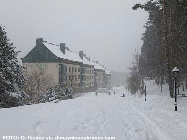 Las previsiones se cumplieron y un buen número de poblaciones de la Jacetania recibieron durante este sábado y domingo precipitaciones de nieve. Las estaciones de esquí han sido las grandes beneficiadas al experimentar un importante incremento en sus espesores.