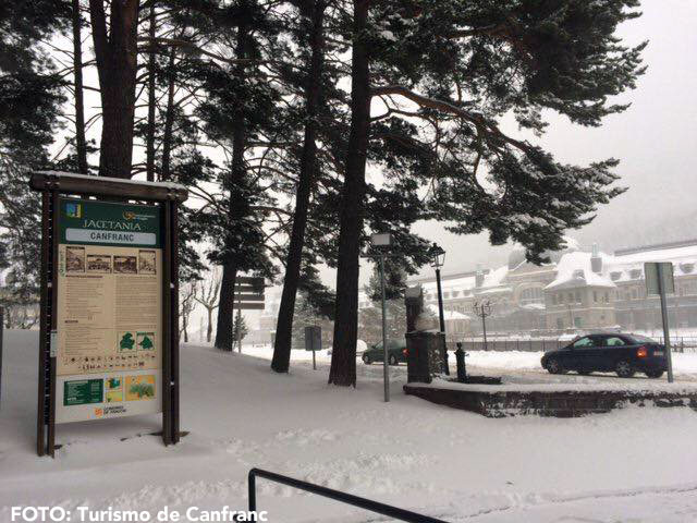 Las previsiones se cumplieron y un buen número de poblaciones de la Jacetania recibieron durante este sábado y domingo precipitaciones de nieve. Las estaciones de esquí han sido las grandes beneficiadas al experimentar un importante incremento en sus espesores.
