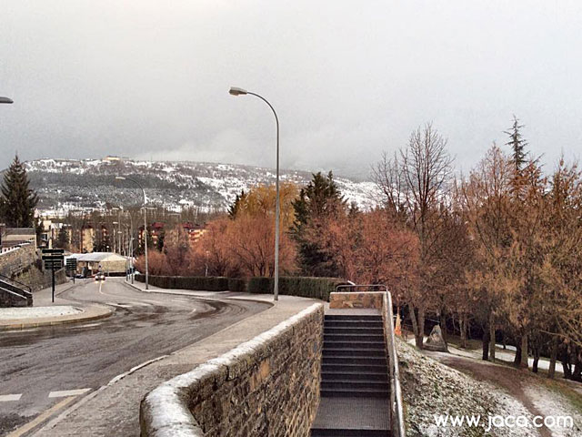 Las previsiones se cumplieron y un buen número de poblaciones de la Jacetania recibieron durante este sábado y domingo precipitaciones de nieve. Las estaciones de esquí han sido las grandes beneficiadas al experimentar un importante incremento en sus espesores.