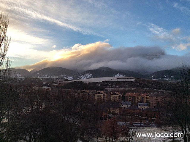 Las previsiones se cumplieron y un buen número de poblaciones de la Jacetania recibieron durante este sábado y domingo precipitaciones de nieve. Las estaciones de esquí han sido las grandes beneficiadas al experimentar un importante incremento en sus espesores.