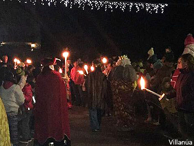 En Villanúa, a partir de las 19.00 h. los Reyes Magos bajarán del monte La Selva con antorchas para repartir los regalos en la iglesia de San Esteban