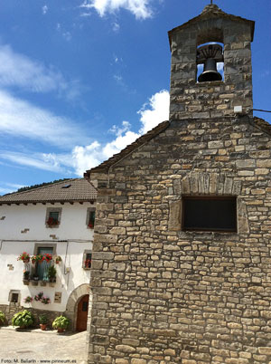La villa de Borau, junto al río Lubierre, está situada a 1.083 m. de altitud entre el Valle del Aragón (separada de él por la Sierra de Angelé y la punta de Grosín) y el de Aísa.