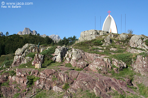 En el Puerto del Somport, encontraremos la capilla de la Virgen del Pilar que acompañada por la figura de un peregrino 