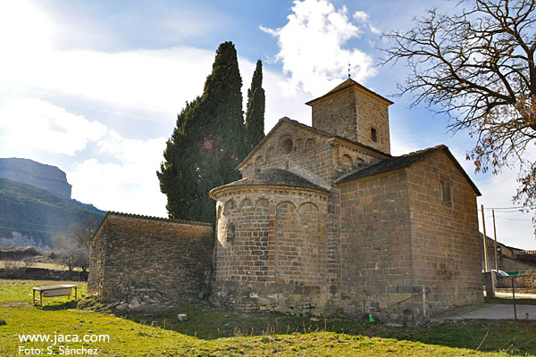 A 933 m de altitud, situado al pie de la Peña Oroel. Además de la belleza de su núcleo urbano, destaca su parroquial románica de San Fructuoso (ss. XI-XII) con extraños relieves decorativos, y la ermita de Santiago, sencillo edificio también románico. 