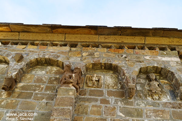 A 933 m de altitud, situado al pie de la Peña Oroel. Además de la belleza de su núcleo urbano, destaca su parroquial románica de San Fructuoso (ss. XI-XII) con extraños relieves decorativos, y la ermita de Santiago, sencillo edificio también románico. 