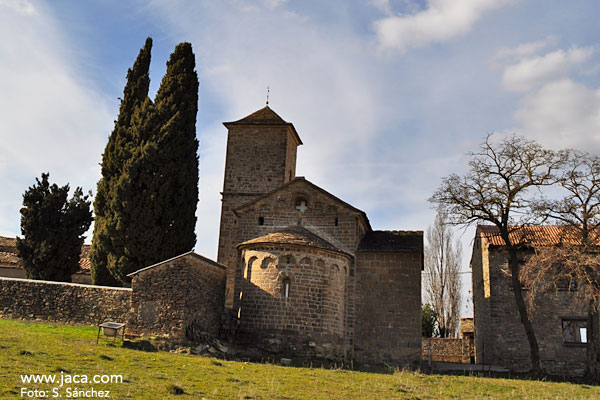 A 933 m de altitud, situado al pie de la Peña Oroel. Además de la belleza de su núcleo urbano, destaca su parroquial románica de San Fructuoso (ss. XI-XII) con extraños relieves decorativos, y la ermita de Santiago, sencillo edificio también románico. 
