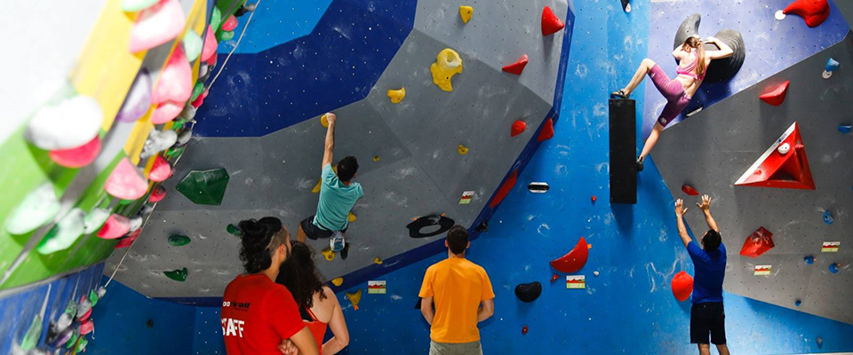 1500 m2 dedicados a la escalada, convirtiéndose en la sala de Búlder más grande de España. Indoorwall Jaca se ha instalado en el Polígono del Llano de la Victoria