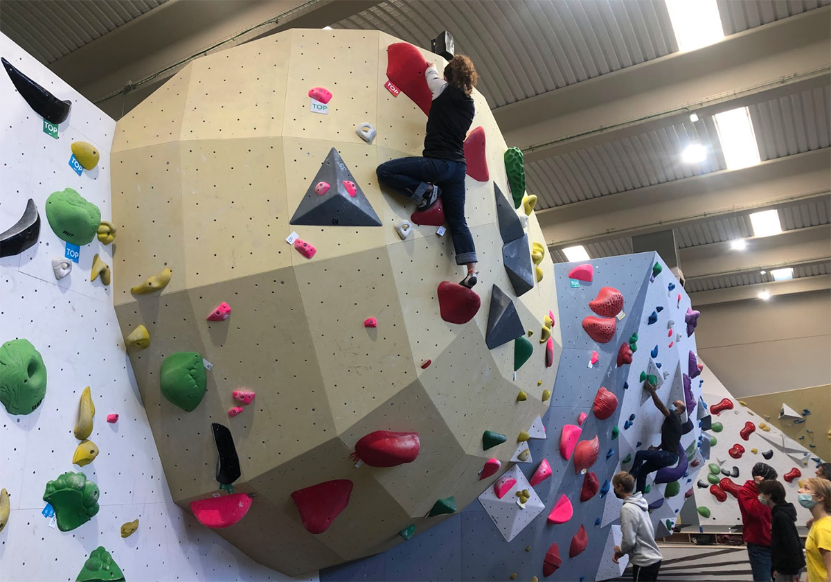 El centro deportivo que será el décimo de la marca y abrirá sus puertas el próximo 13 de septiembre, ofrecerá más de 1500 m2 dedicados a la escalada, convirtiéndose en la sala de búlder más grande de España. Indoorwall Jaca se ha instalado en el Polígono del Llano de la Victoria, justo enfrente de la ITV. 