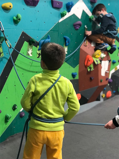 Además, contará con una zona infantil donde se podrán celebrar cumpleaños y realizar actividades — por ejemplo para los grupos de escolares— así como eventos deportivos para los más pequeños, así como la cafetería restaurante desde la que podremos contemplar los avances de nuestros hijos, o simplemente descansar después del entrenamiento.