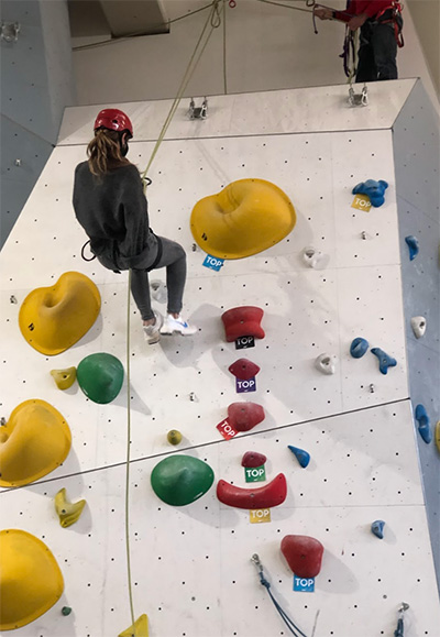 Además, contará con una zona infantil donde se podrán celebrar cumpleaños y realizar actividades — por ejemplo para los grupos de escolares— así como eventos deportivos para los más pequeños, así como la cafetería restaurante desde la que podremos contemplar los avances de nuestros hijos, o simplemente descansar después del entrenamiento.