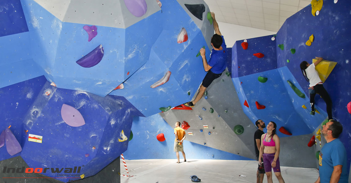 Indoorwall, empresa con amplia experiencia en la gestión de salas de escalada y con una importante trayectoria al frente de empresas de turismo deportivo y alojamientos de montaña quiere, con esta instalación de Jaca, difundir la escalada en nuestro territorio y formar parte del desarrollo turístico y deportivo en el Pirineo. 