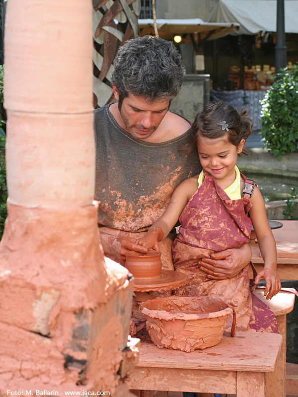 Talleres infantiles. Mercado Medieval de Jaca. © Foto: M. Ballarín - www.jaca.com