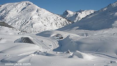 29 calles de tiro, gran explanada de salida, entrada y tránsito, un circuito de penalización variable y zona de cronometraje, configuran alguna de las principales características del único estadio de biathlón de España, en la estación de esquí de Candanchú.