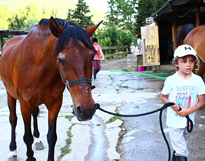 centro hípico de Pirineo Ecuestre, con una larga trayectoria en la actividad ecuestre y un equipo cualificado de profesores titulados y experimentados . 