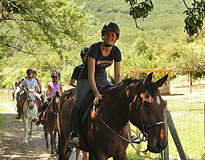 Pasar un par de horas recorriendo un tramo del Camino de Santiago o descubrir los secretos de la equitación con el "bautismo ecuestre" son otras propuestas.