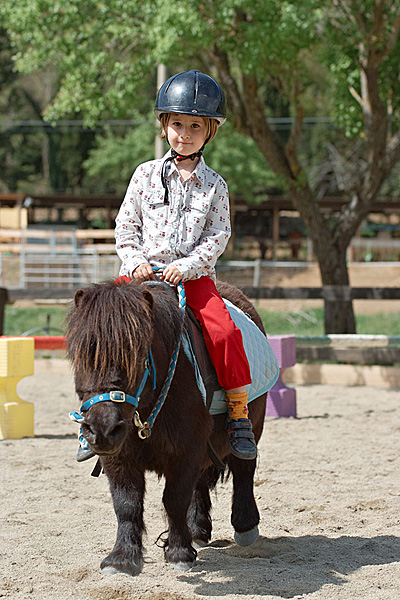 En sus instalaciones (junto al Hotel Charlé) los más pequeños disfrutarán dando un paseo en sus ponis, y podremos recibir clases de equitación.