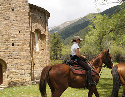 Pasar un par de horas recorriendo un tramo del Camino de Santiago o descubrir los secretos de la equitación con el "bautismo ecuestre" son otras propuestas.