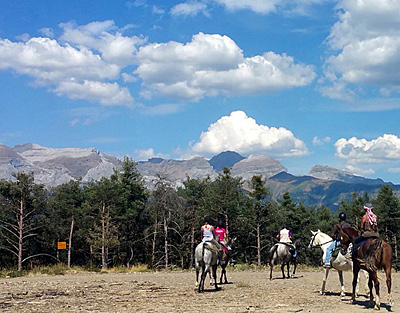 Además, disponen de un extenso catálogo de rutas, como la del Santo Grial, el Camino de Santiago, Break Oxygen (especial para desconectar en pleno Pirineo), otras para descubrir el patrimono de la Jacetania, etc..