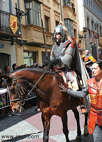 La figura central de la fiesta es el conde Aznar Galíndez, un noble visigodo que gobernó los valles de Hecho y Canfranc con el reconocimiento de Carlomagno. Tuvo que poner a prueba su capacidad de gobernante para lograr defender la codiciada plaza de Jaca y su mayor logro fue que los jacetanos le secundaran en la batalla ante el moro invasor.