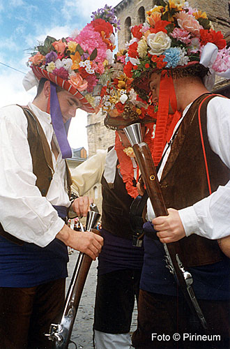 Primer Viernes de Mayo. Labradores cargando.