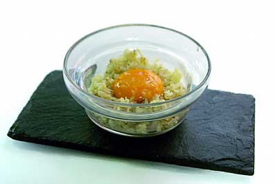 CAZOLETA Cuscus de coliflor con crema de patata morada y huevo.