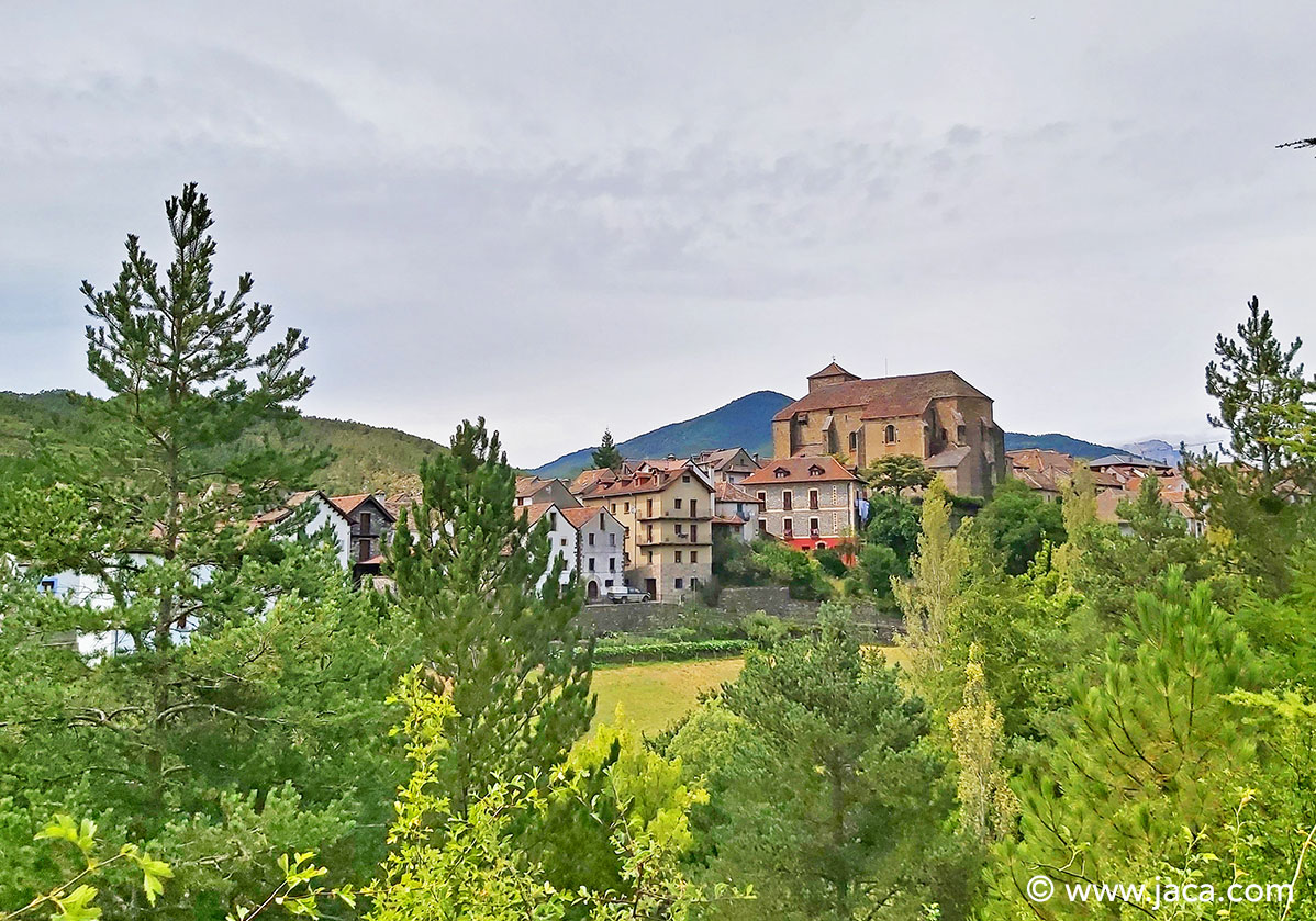 Ansó ha sido una de las grandes cabeceras históricas de la montaña aragonesa desde tiempos inmemoriales. Cuna del primitivo Condado y posterior Reino de Aragón, Ansó y su valle han gozado de privilegios y autonomía política considerables. Su aislamiento orográfico lo ha convertido en uno de los valles pirenaicos mejor conservados, tanto medioambiental, como culturalmente.