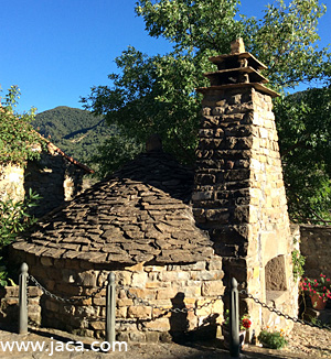 Se conservan, restaurados, el horno de pan y el lavadero, que ofrece una fantástica vista de Peña Oroel. 