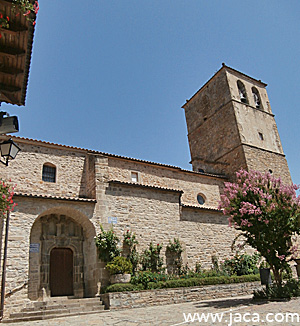 La iglesia parroquial de San Julián se edificó en el siglo XVI sobre otra románica de la que quedan vestigios en el muro occidental. 
