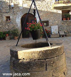 Su casco urbano se extiende sobre la ladera del monte. Junto a la plaza de la iglesia se halla la casa de los condes de Atarés (siglo XVII); las construcciones conservan los tejados de losas y las típicas chimeneas troncocónicas y algunas patios empedrados y pozos, además de puertas y ventanas pétreas. 