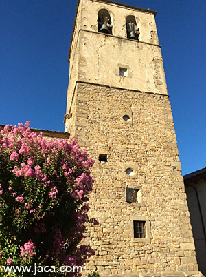 La iglesia parroquial de San Julián se edificó en el siglo XVI sobre otra románica de la que quedan vestigios en el muro occidental. La imagen de Nuestra Señora de Atarés (siglo XII) se ha hallado recientemente. No quedan restos del antiguo monasterio altomedieval del Santo Ángel, pero sí se conserva la ermita de San Miguel, ya documentada en el año 1077. 