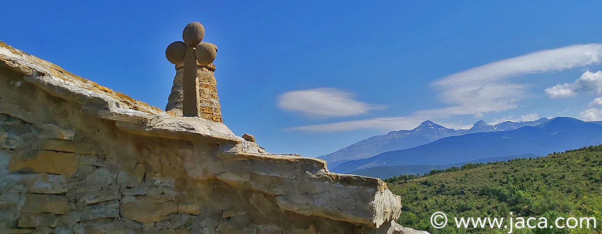 La excursión a Bergosa es un bonito paseo que además nos permitirá disfrutar de uno de los mejores miradores del valle: hacia un lado Jaca y la Peña Oroel, por el otro Castiello y el Valle de la Garcipollera.