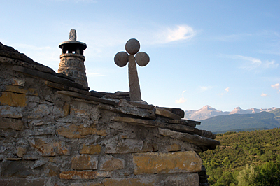 La excursión a Bergosa es un bonito paseo que además nos permitirá disfrutar de uno de los mejores miradores del valle: hacia un lado Jaca y la Peña Oroel, por el otro Castiello y el Valle de la Garcipollera.