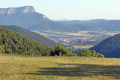 La excursión a Bergosa es un bonito paseo que además nos permitirá disfrutar de uno de los mejores miradores del valle: hacia un lado Jaca y la Peña Oroel