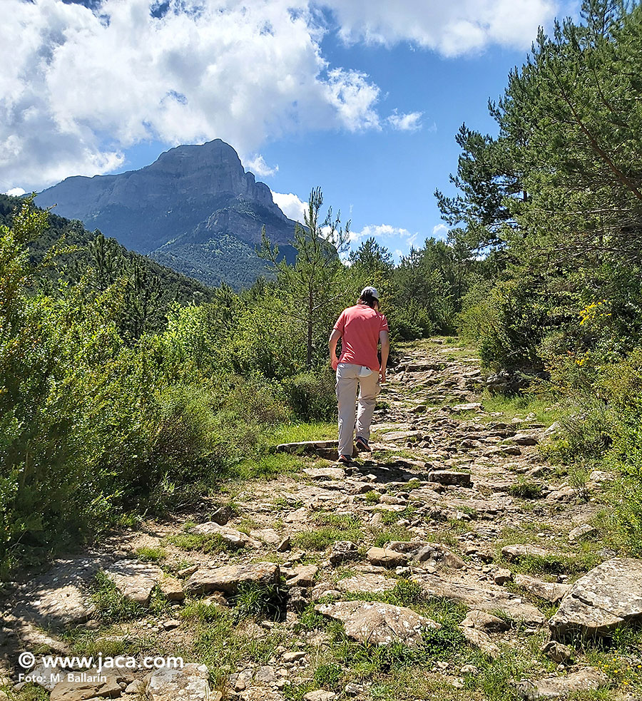 Paseo por la Calzada romana de Jaca hasta el polvorín de Oroel y vuelta por la Fuente de San Salvador